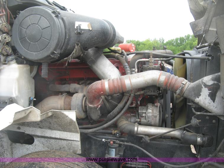 image for item J2754 2003 International Eagle 9400i semi truck