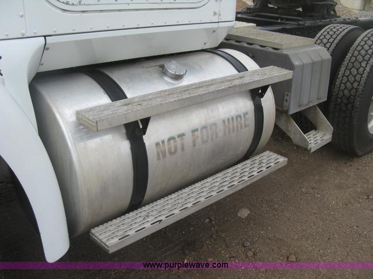 image for item J2754 2003 International Eagle 9400i semi truck