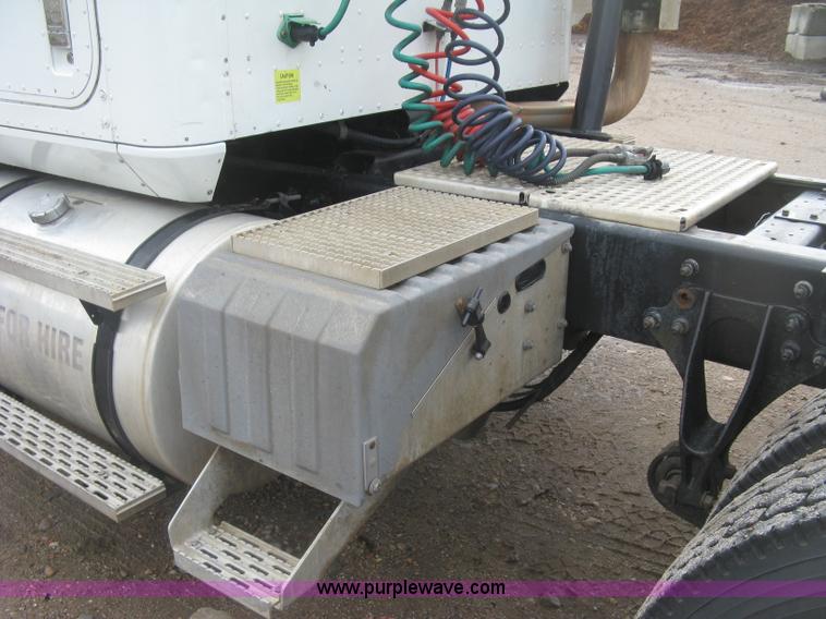 image for item J2754 2003 International Eagle 9400i semi truck