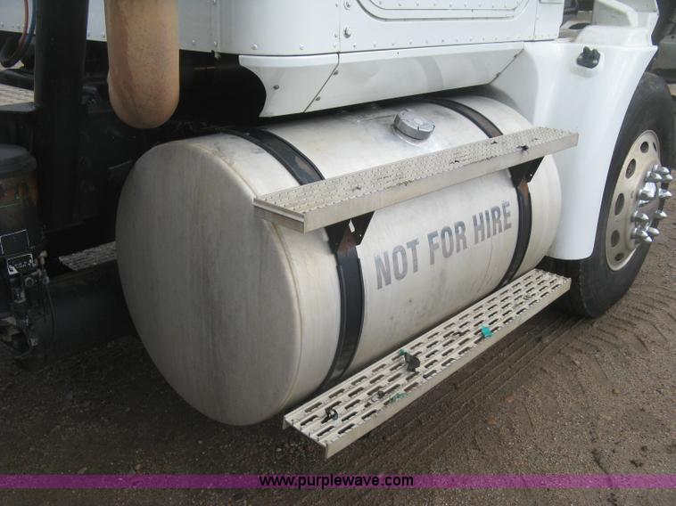 image for item J2754 2003 International Eagle 9400i semi truck