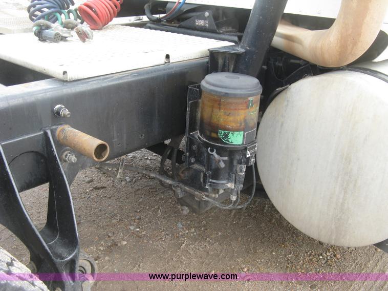 image for item J2754 2003 International Eagle 9400i semi truck