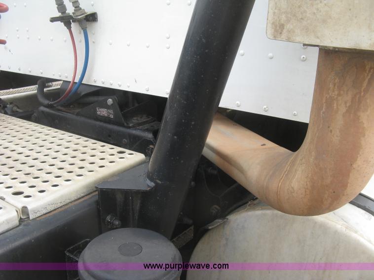 image for item J2754 2003 International Eagle 9400i semi truck