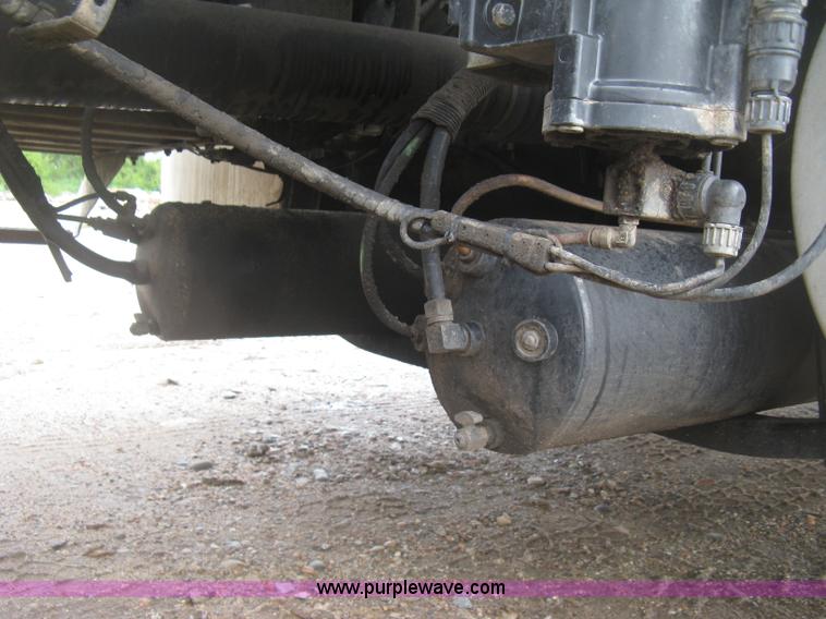 image for item J2754 2003 International Eagle 9400i semi truck