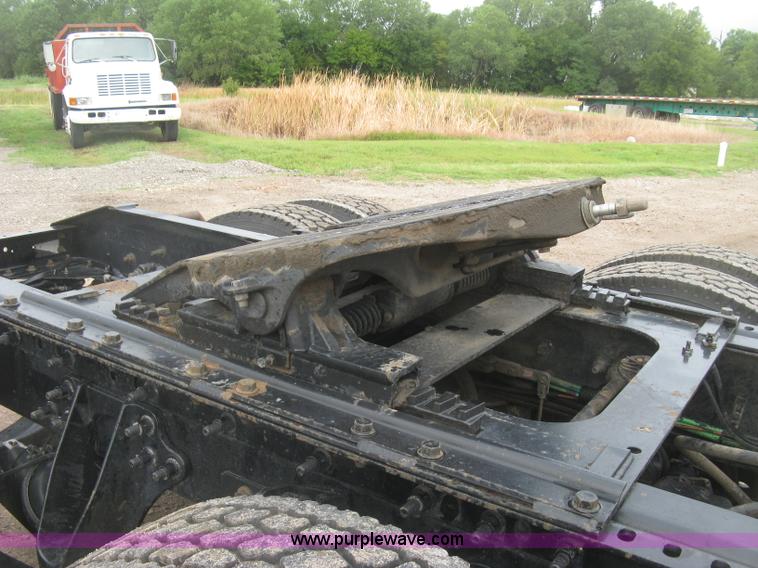 image for item J2754 2003 International Eagle 9400i semi truck