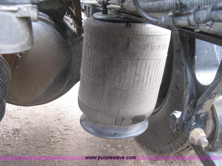 image for item J2754 2003 International Eagle 9400i semi truck