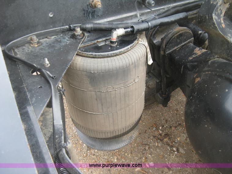 image for item J2754 2003 International Eagle 9400i semi truck