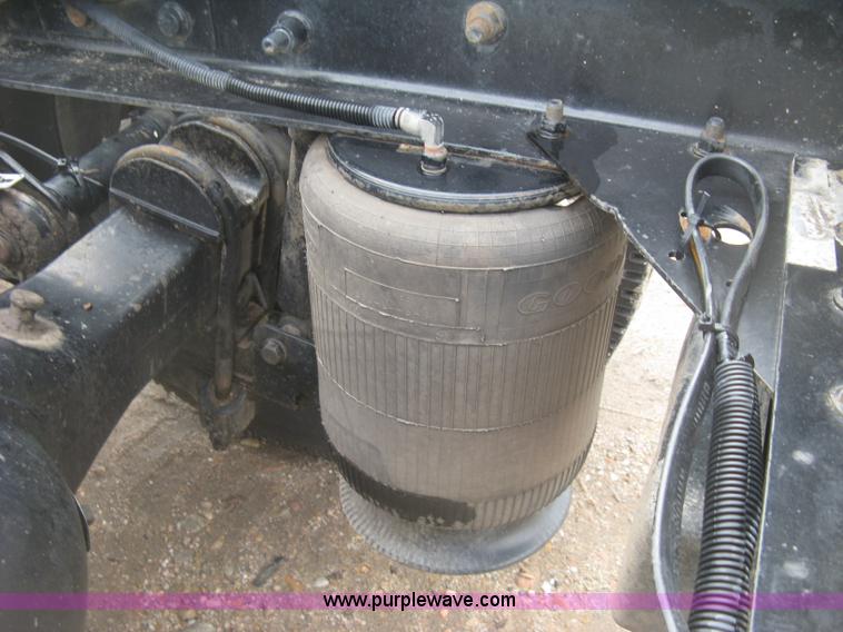 image for item J2754 2003 International Eagle 9400i semi truck