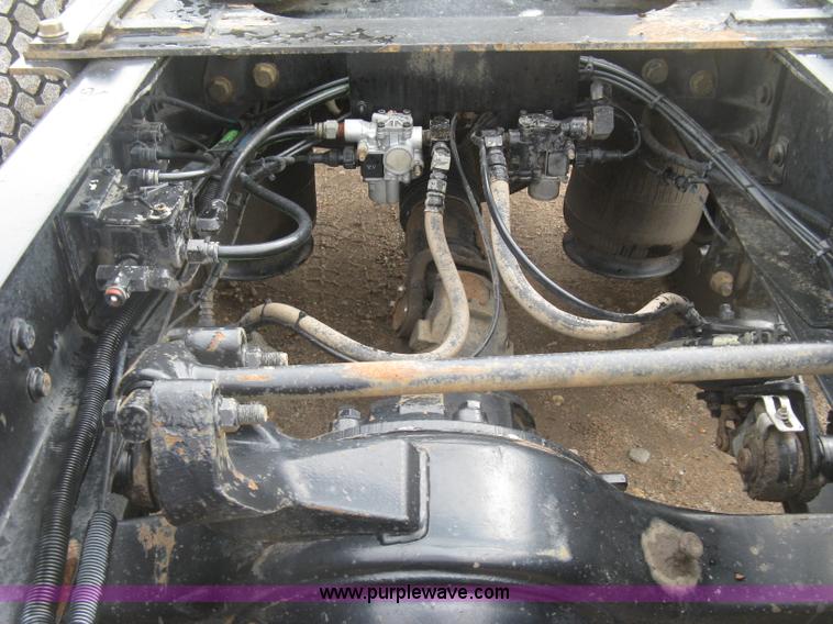 image for item J2754 2003 International Eagle 9400i semi truck