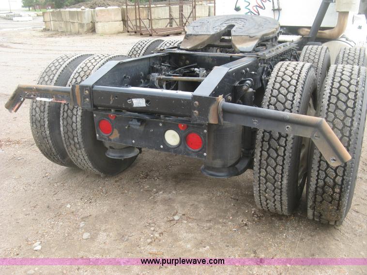 image for item J2754 2003 International Eagle 9400i semi truck