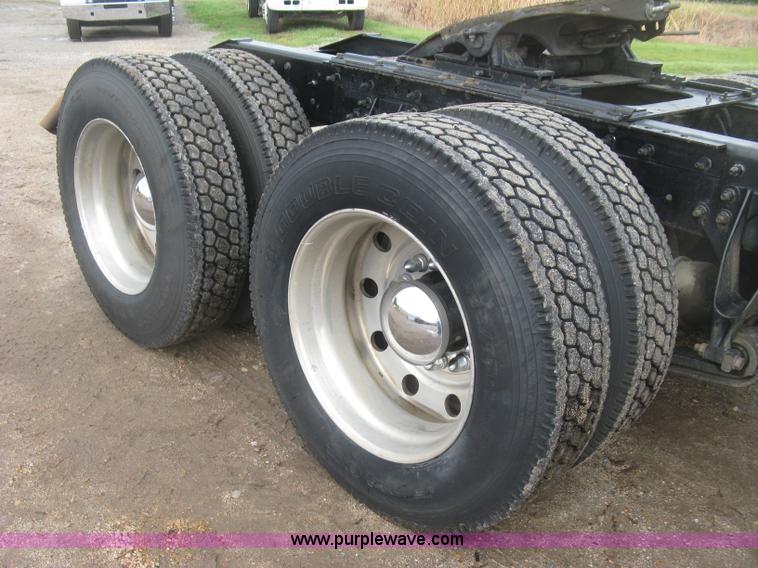 image for item J2754 2003 International Eagle 9400i semi truck