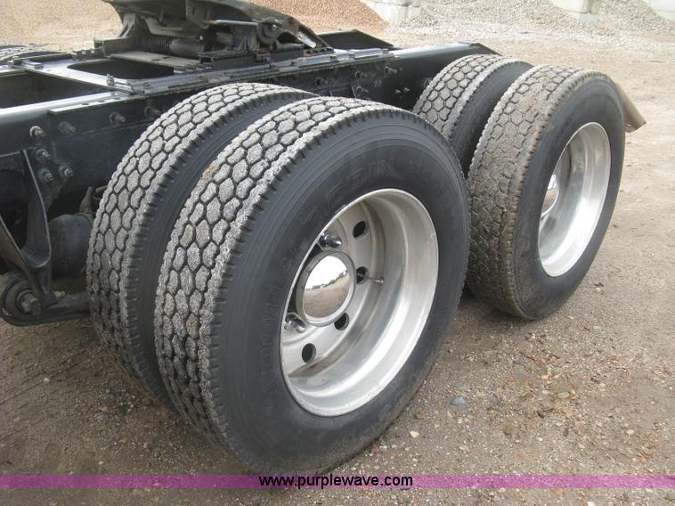 image for item J2754 2003 International Eagle 9400i semi truck