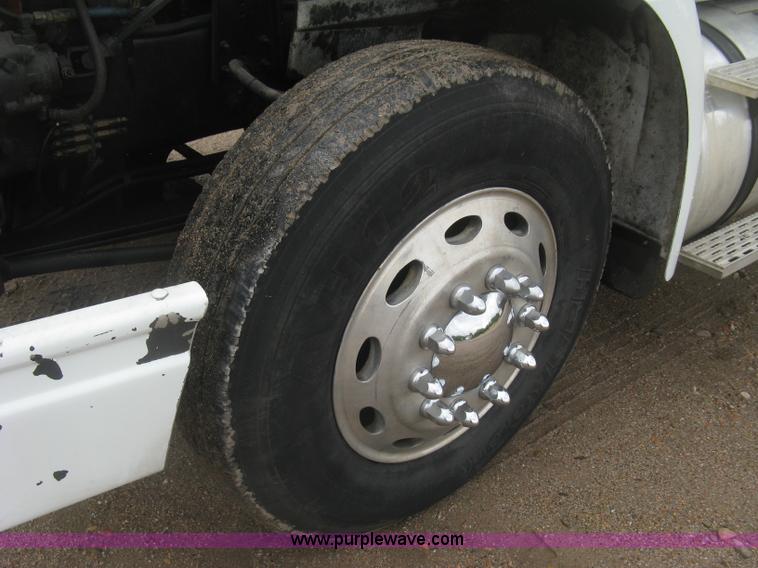 image for item J2754 2003 International Eagle 9400i semi truck