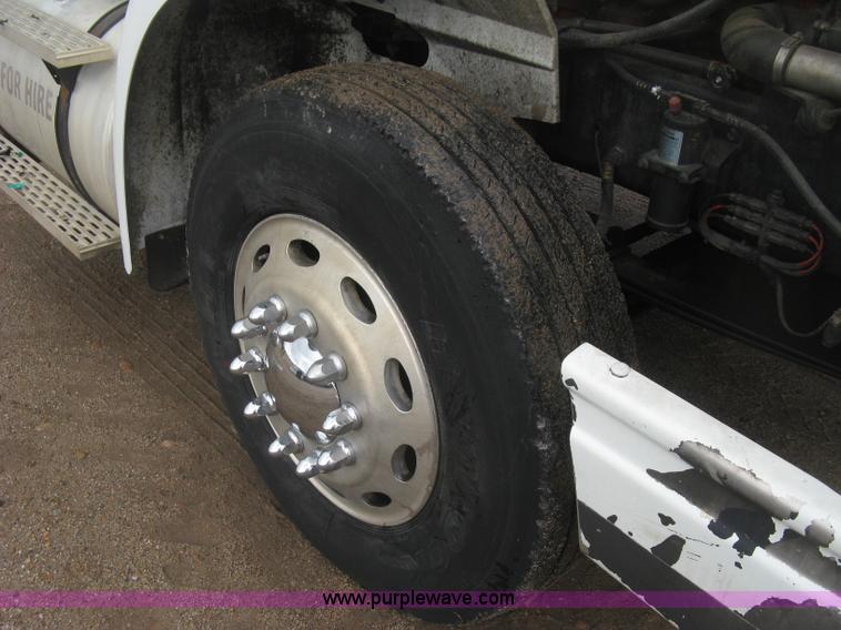 image for item J2754 2003 International Eagle 9400i semi truck