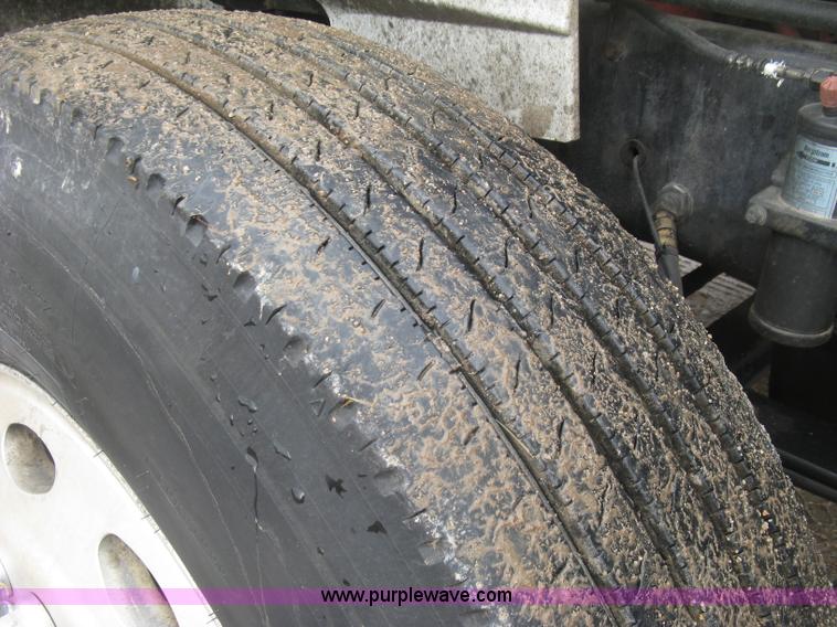 image for item J2754 2003 International Eagle 9400i semi truck