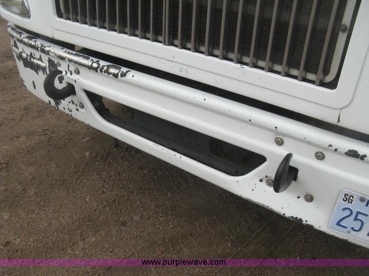 image for item J2754 2003 International Eagle 9400i semi truck