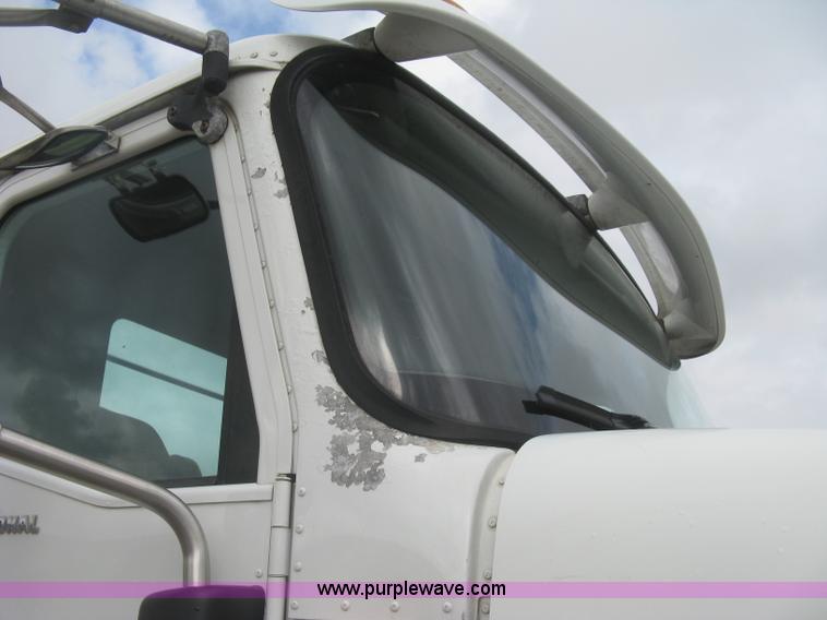 image for item J2754 2003 International Eagle 9400i semi truck