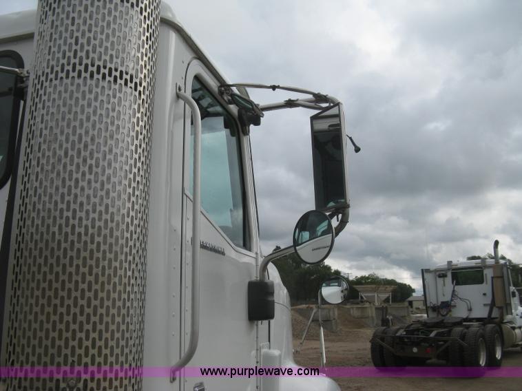 image for item J2754 2003 International Eagle 9400i semi truck