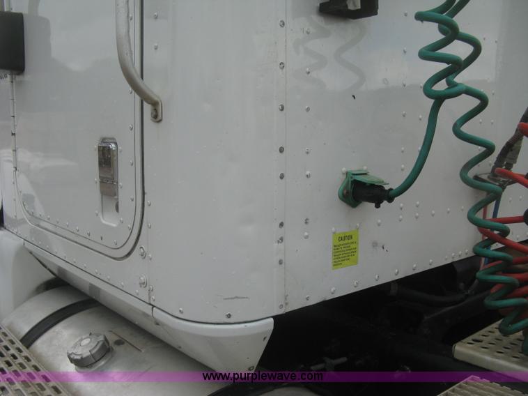 image for item J2754 2003 International Eagle 9400i semi truck