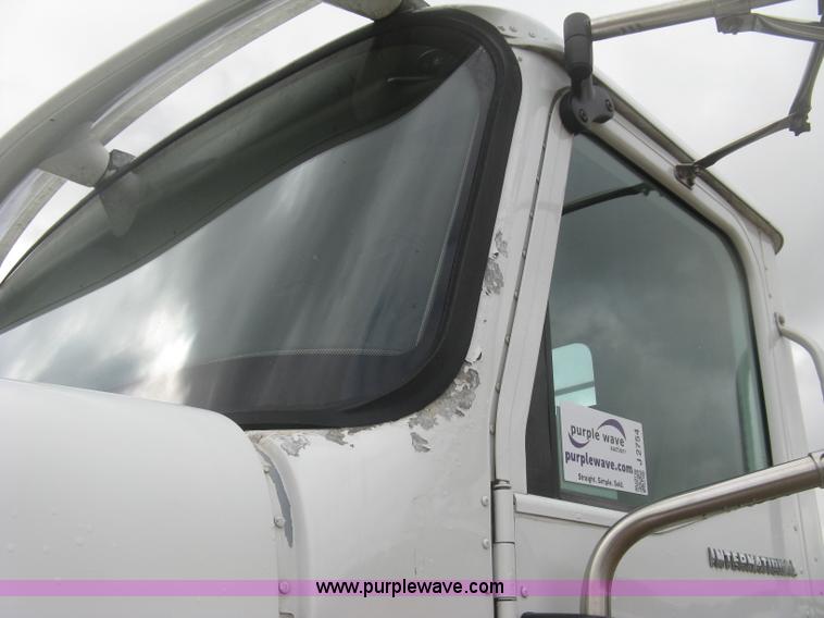 image for item J2754 2003 International Eagle 9400i semi truck