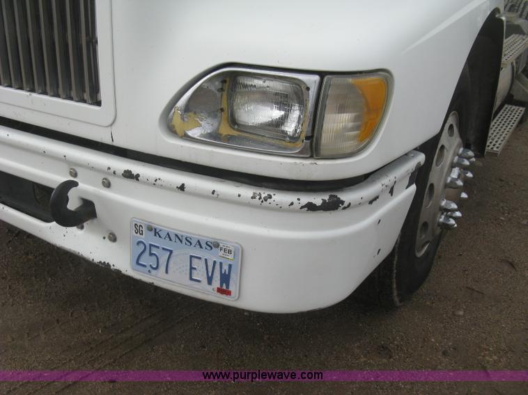 image for item J2754 2003 International Eagle 9400i semi truck