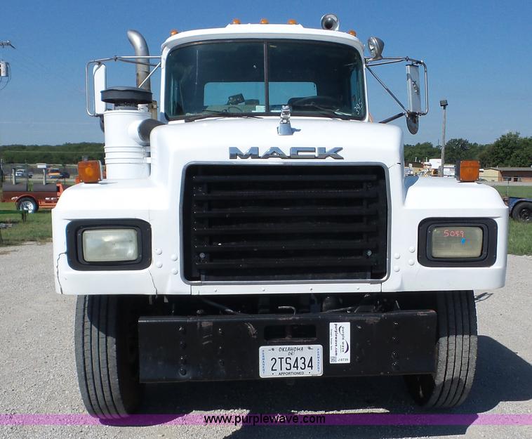image for item J8739 2002 Mack RD688S semi truck