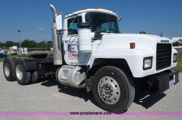 image for item J8739 2002 Mack RD688S semi truck