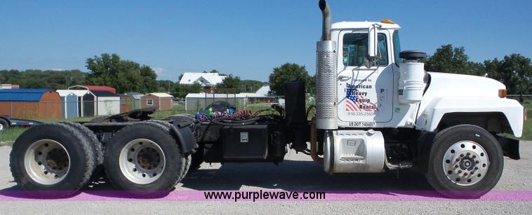 image for item J8739 2002 Mack RD688S semi truck