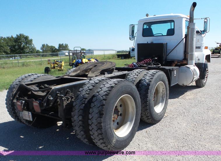 image for item J8739 2002 Mack RD688S semi truck