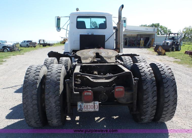 image for item J8739 2002 Mack RD688S semi truck