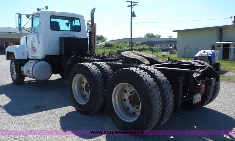 image for item J8739 2002 Mack RD688S semi truck