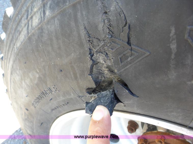 image for item J8739 2002 Mack RD688S semi truck