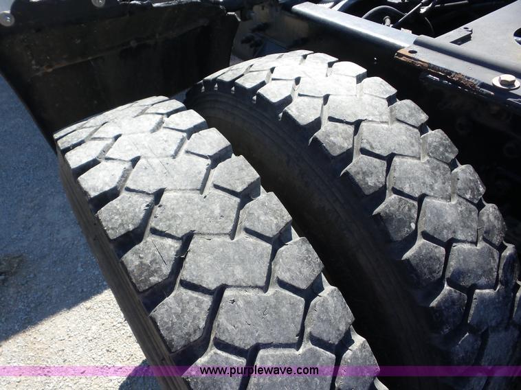 image for item J8739 2002 Mack RD688S semi truck