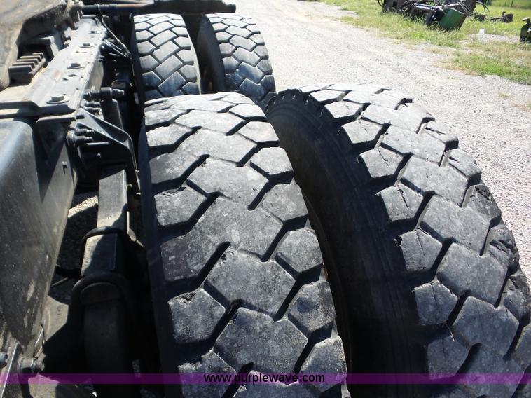 image for item J8739 2002 Mack RD688S semi truck