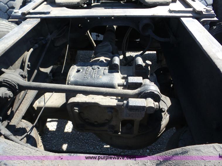 image for item J8739 2002 Mack RD688S semi truck