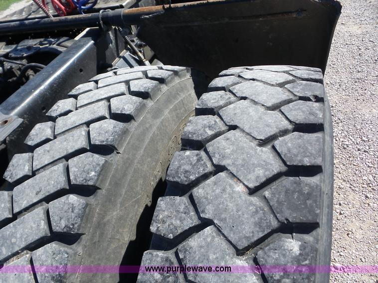 image for item J8739 2002 Mack RD688S semi truck