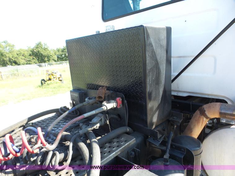 image for item J8739 2002 Mack RD688S semi truck