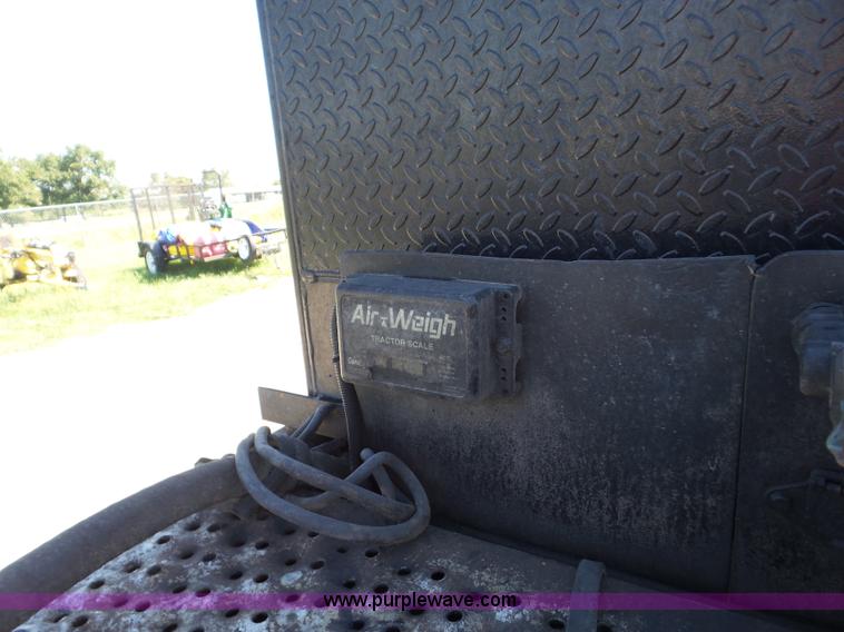 image for item J8739 2002 Mack RD688S semi truck