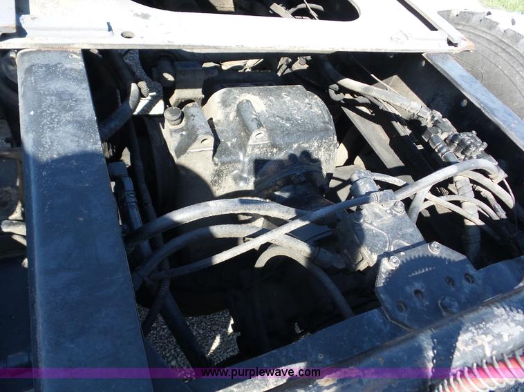 image for item J8739 2002 Mack RD688S semi truck