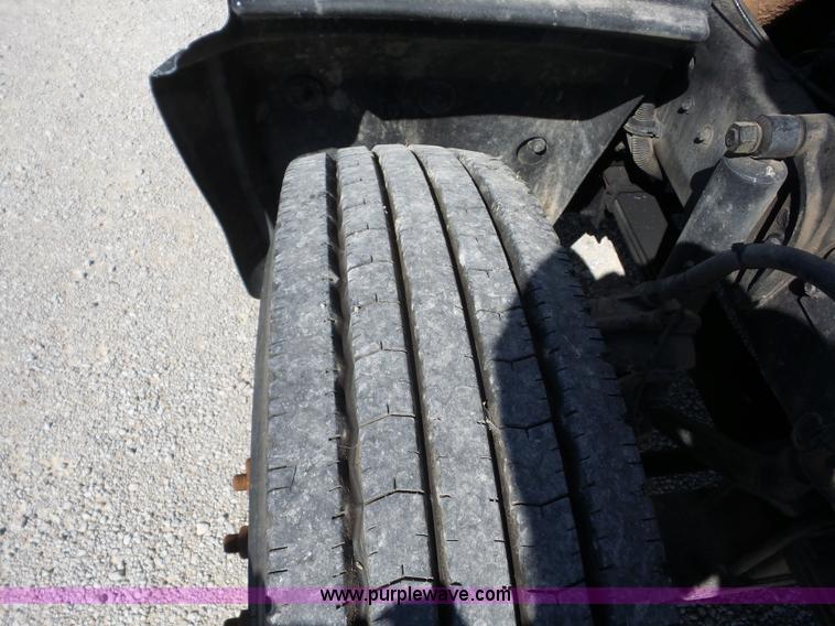 image for item J8739 2002 Mack RD688S semi truck