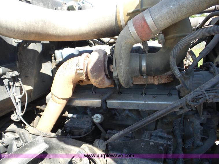 image for item J8739 2002 Mack RD688S semi truck