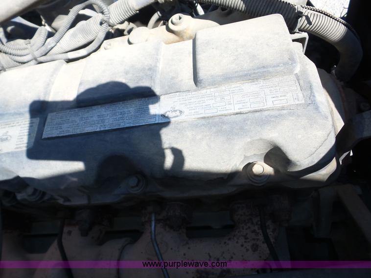 image for item J8739 2002 Mack RD688S semi truck