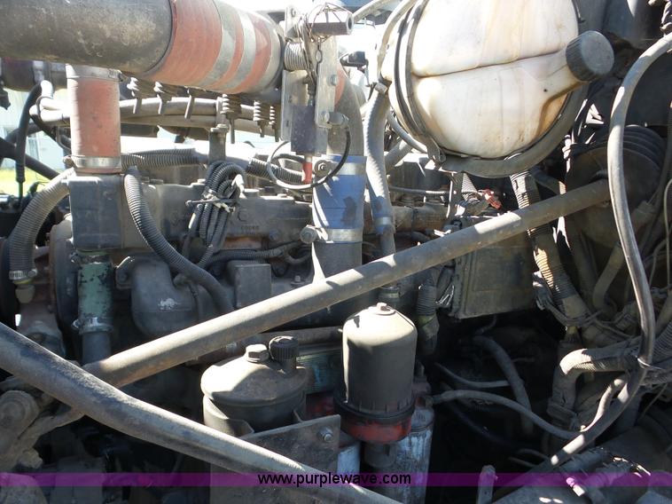 image for item J8739 2002 Mack RD688S semi truck