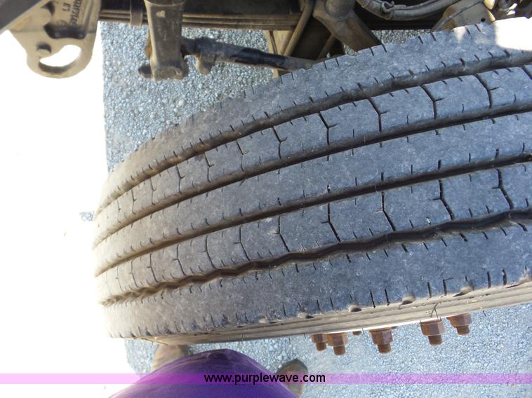 image for item J8739 2002 Mack RD688S semi truck