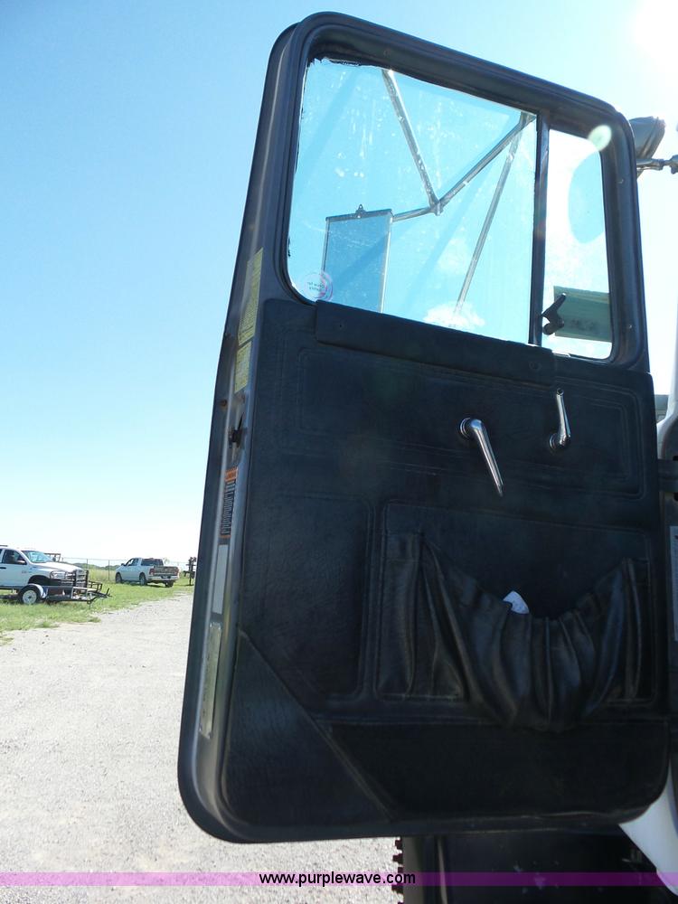 image for item J8739 2002 Mack RD688S semi truck