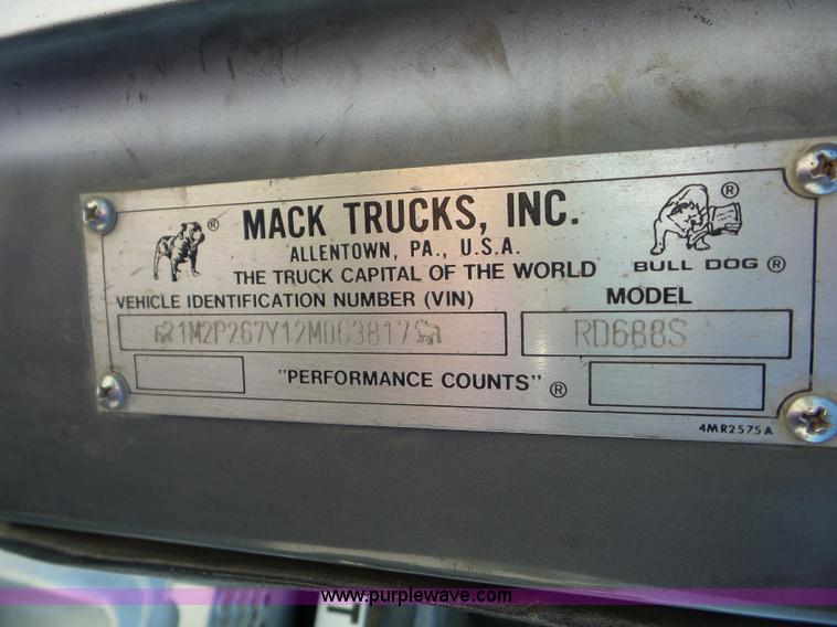 image for item J8739 2002 Mack RD688S semi truck