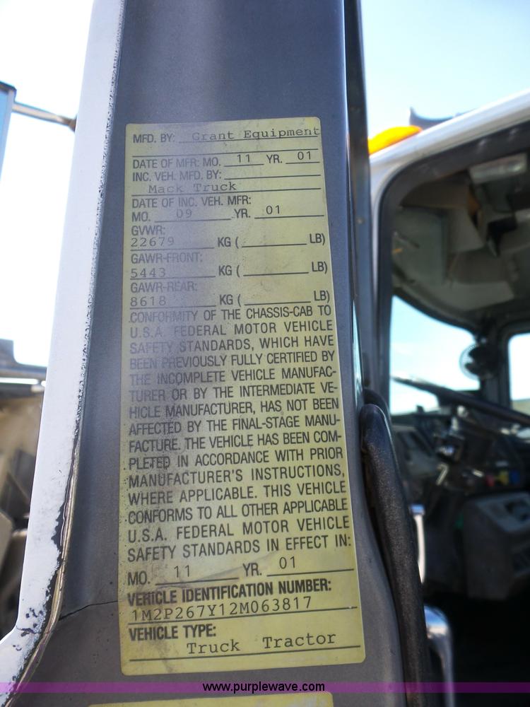 image for item J8739 2002 Mack RD688S semi truck