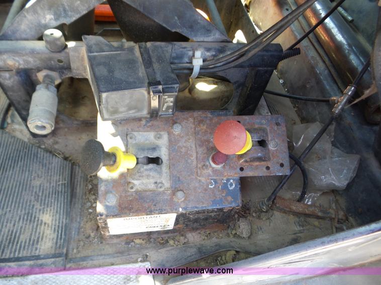 image for item J8739 2002 Mack RD688S semi truck