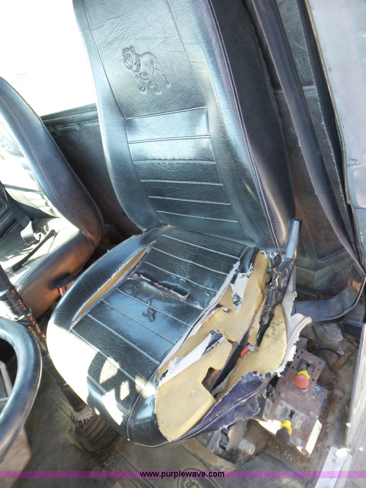 image for item J8739 2002 Mack RD688S semi truck