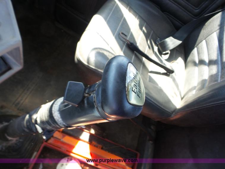 image for item J8739 2002 Mack RD688S semi truck