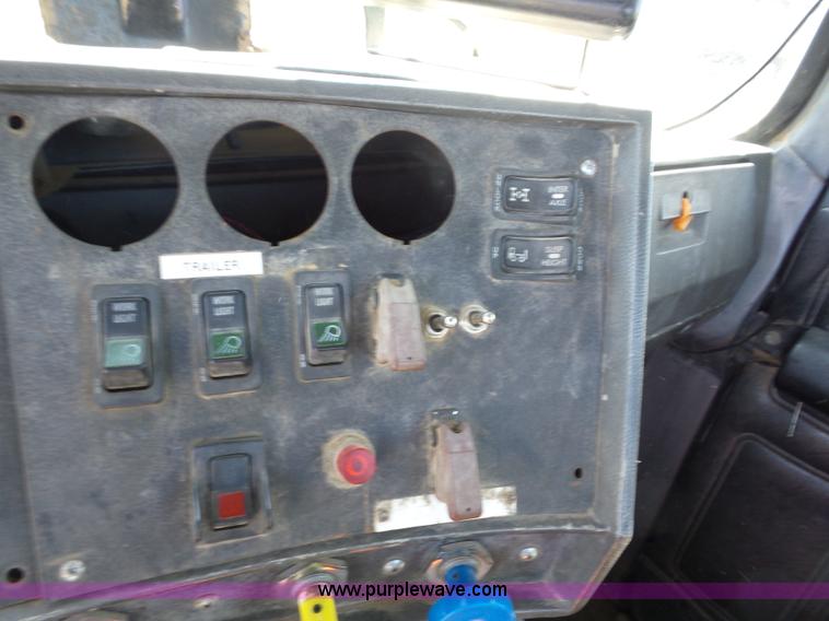 image for item J8739 2002 Mack RD688S semi truck